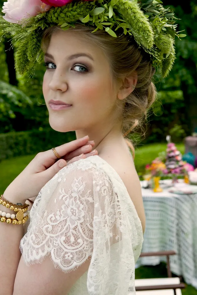 subtelny , skromny , dziewczęcy makijaż