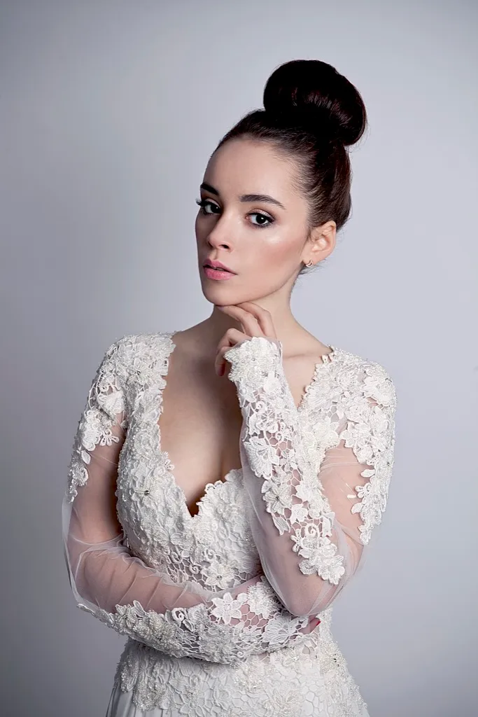 makijaż ślubny - turkusowe oko, granatowe i miętowe cienie oraz mocno połyskujący pigment