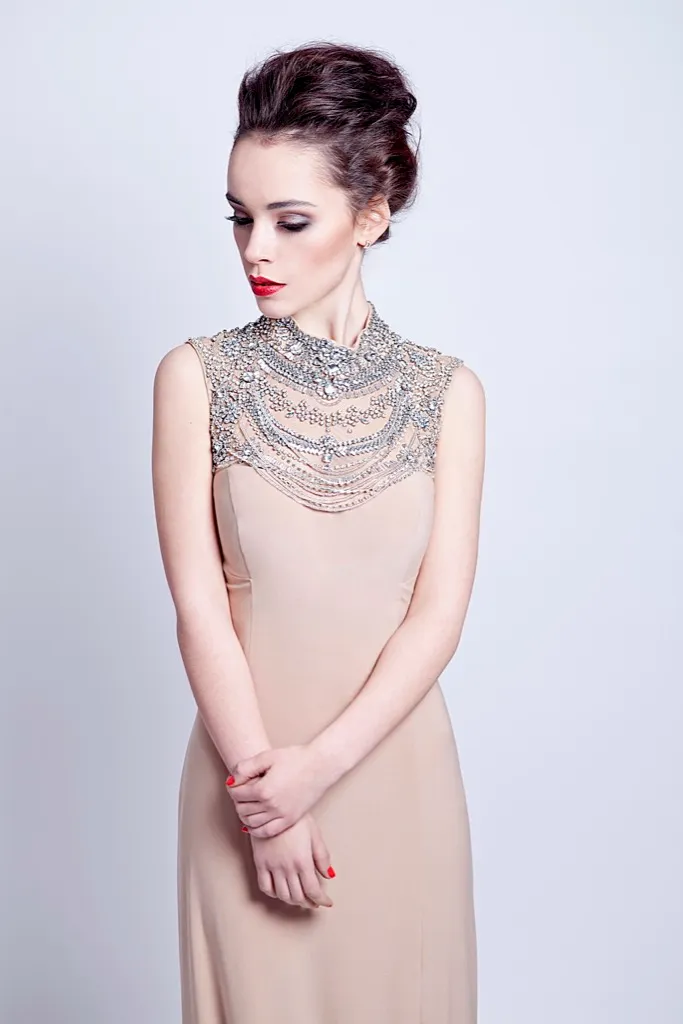 makijaż ślubny mocne fuksjowe usta, graficzna czarna kreska