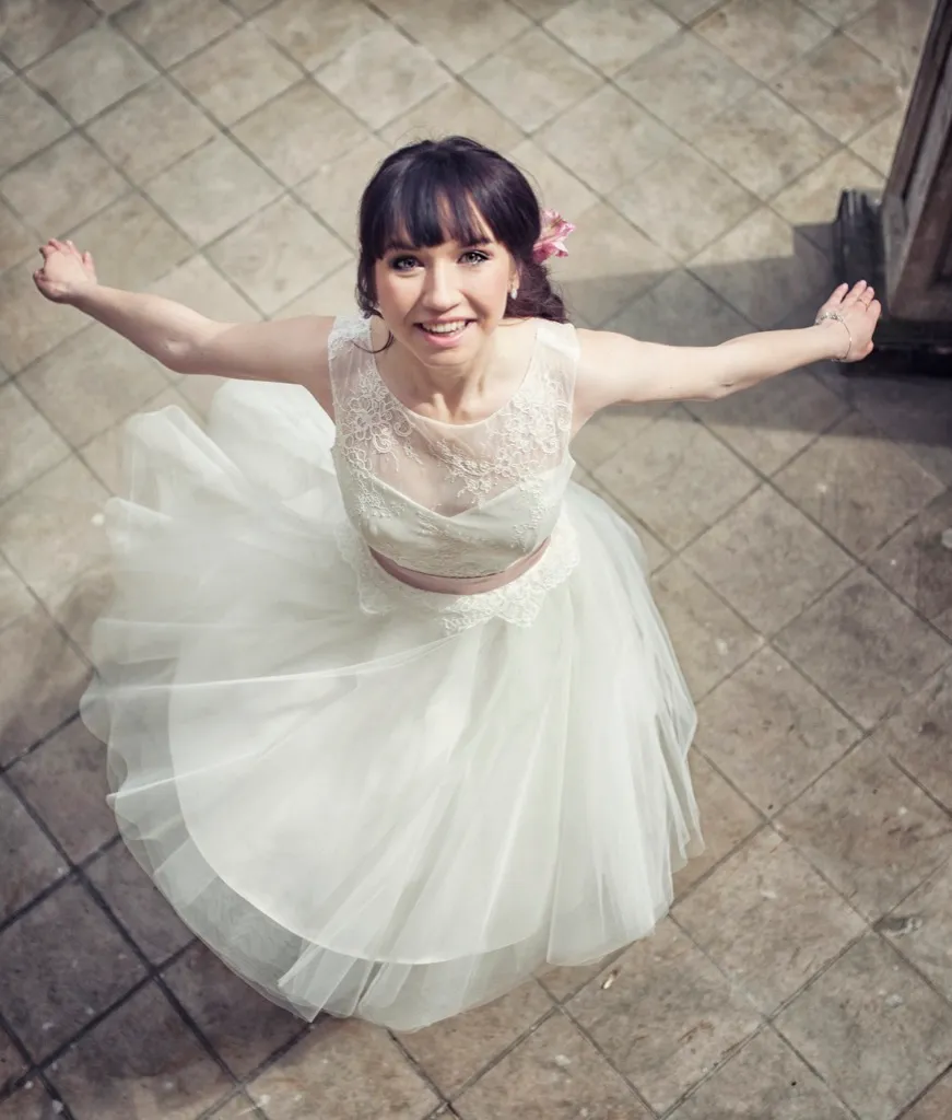 makijaż z mocnymi różowymi ustami dla blondynki. Rozświetlona cera, podkreślony łuk brwiowy. sesja dla Cherry Ballart