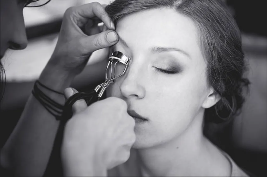 Makijaż dla blondynki, wyrównanie kolorytu cery, usta brzoskwiniowe oko delikatnie podkreślone w kolorze. sesja dla Cherry Ballart