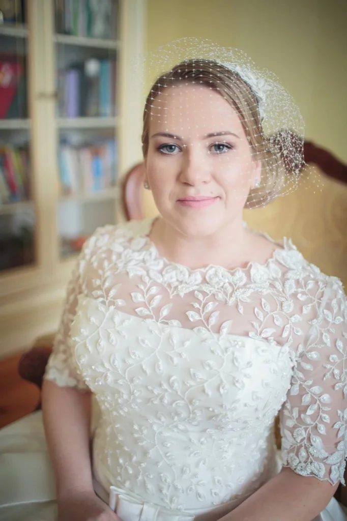 Mocne podkreślenie oczu w makijażu ślubnym. Odpowiednio przygotowana skóra, lekko zmatowiona, brzoskwiniowy róż na policzkach. sesja dla Cherry Ballart makijaż: Sylwia Hubicka włosy: salon Colette