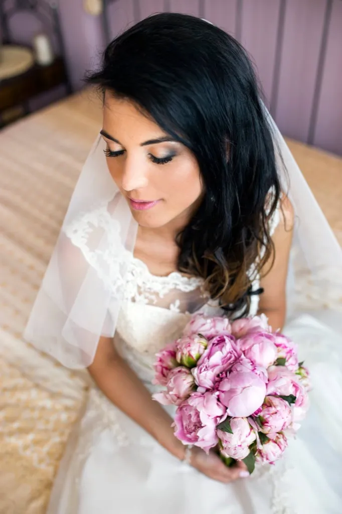 MAKIJAŻ ŚLUBNY w stylu boho Ten typ makijażu zawiera w sobie elementy makijażu dziennego, wieczorowego oraz fotograficznego. Musi być przede wszystkim trwały a przy tym lekki i idealnie dostosowany do urody i gustu klientki. Jest lekki świetlisty