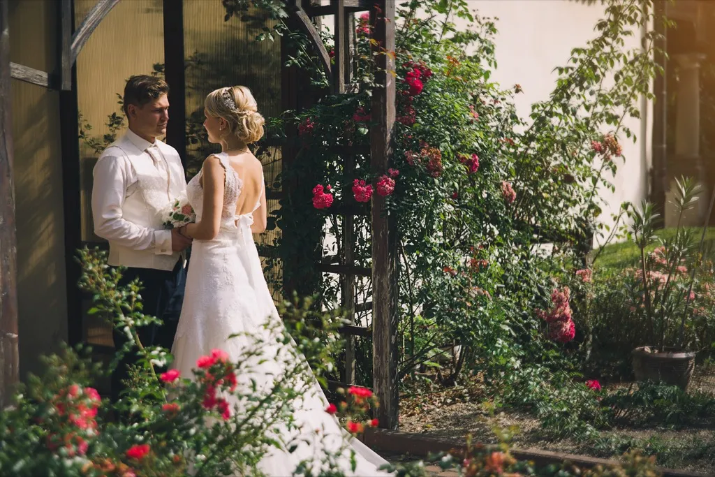 plenerowa sesja zdjęciowa, ciemny makijaż dla delikatnego typu urody. sesja zdjęciowa: Cherry Ballart makijaż: Sylwia Hubicka włosy: salon Colette