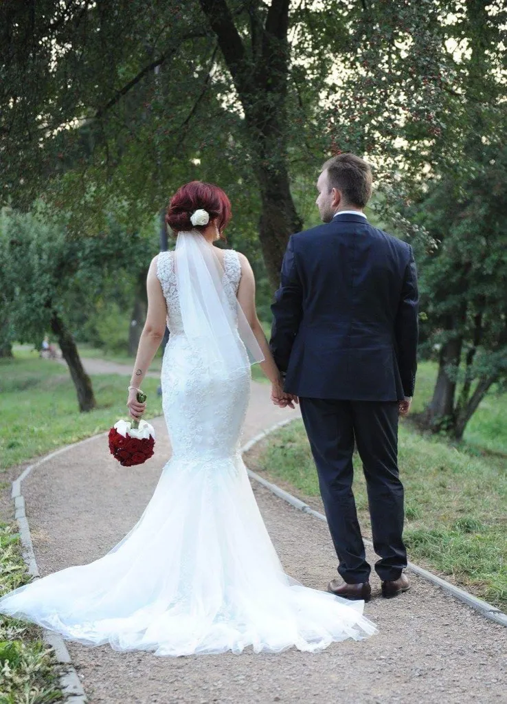 przydymiony ciemny makijaż dla delikatnej blondynki. sesja zdjęciowa: Cherry Ballart makijaż: Sylwia Hubicka włosy: salon Colette