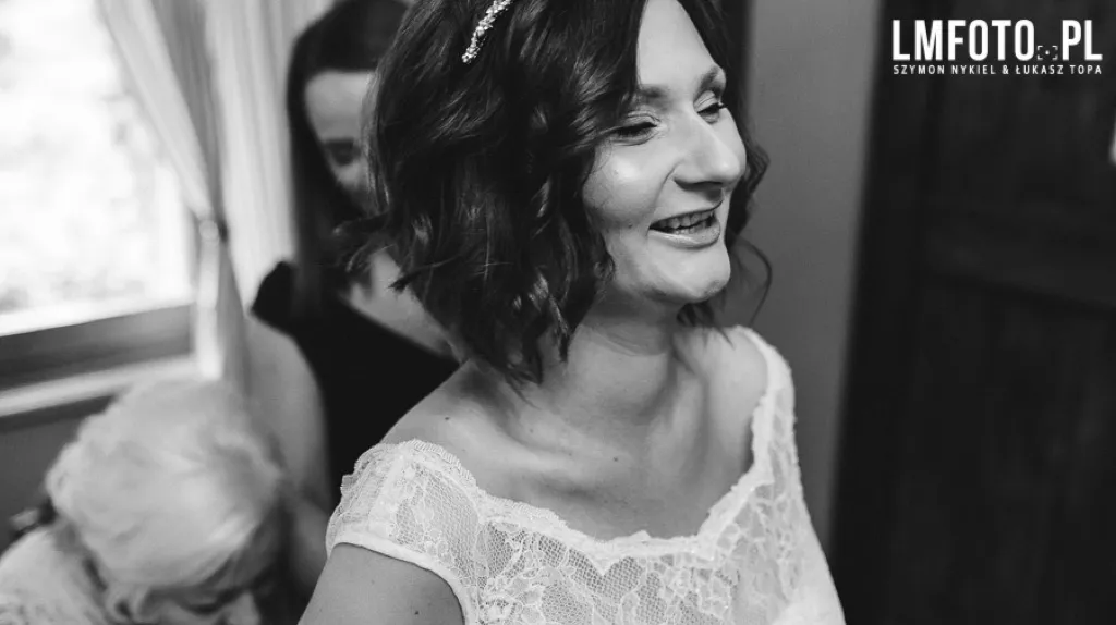 Makijaż w stylu boho. Mocno roztarte cienie aż po łuk brwiowy, delikatny i naturalny makijaż ust. sesja zdjęciowa: Cherry Ballart makijaż: Sylwia Hubicka włosy: salon Colette