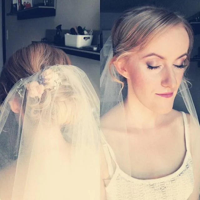 Upięcie ślubne z welonem, romantyczny makijaż ślubny, delikatny makijaż ślubny, romantyczne upięcie ślubne z loków. Lekka fryzur ślubna. Trwała fryzura ślubna. Makijaż ślubny dla blondynki. Makijaż ślubny dla niebieskich oczu