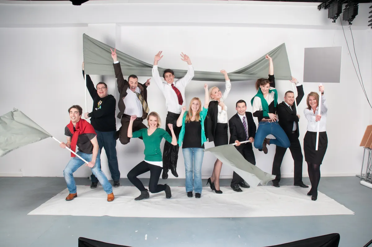 Sesja zdjęciowa plenerowa. Makijaż podkreślający ciemne podłużne, wąskie oczy. sesja zdjęciowa: Cherry Ballart makijaż: Sylwia Hubicka włosy: salon Colette