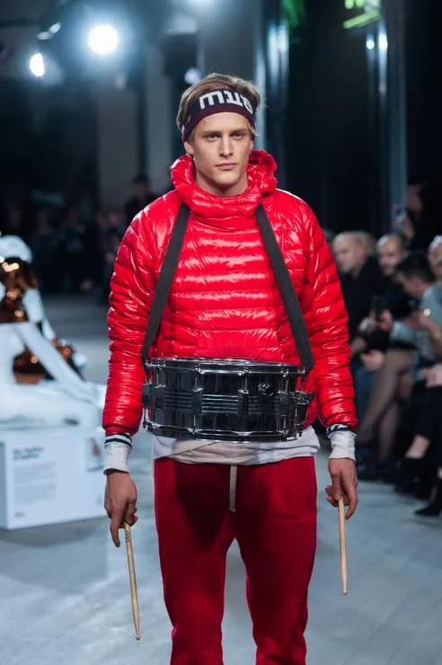 Makijaż dla mężczyzny. Makijaz na wybieg. Makijaż warszawa, makijażyska,. Pokaz Kasi Sokołowskiej Fashion happens show. Zdjęcia www.glamour.pl