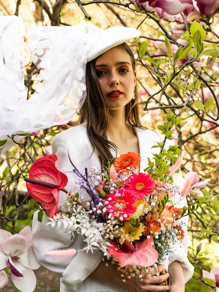 Sesja ślubna w Krakowie, makijaż i fryzura Pani Młodej i Pana Młodego. Klasyczny makijaż ślubny. Mocne podkreślone oko, doczepiane rzęsy w makijażu ślubnym i delikatny kolor ust