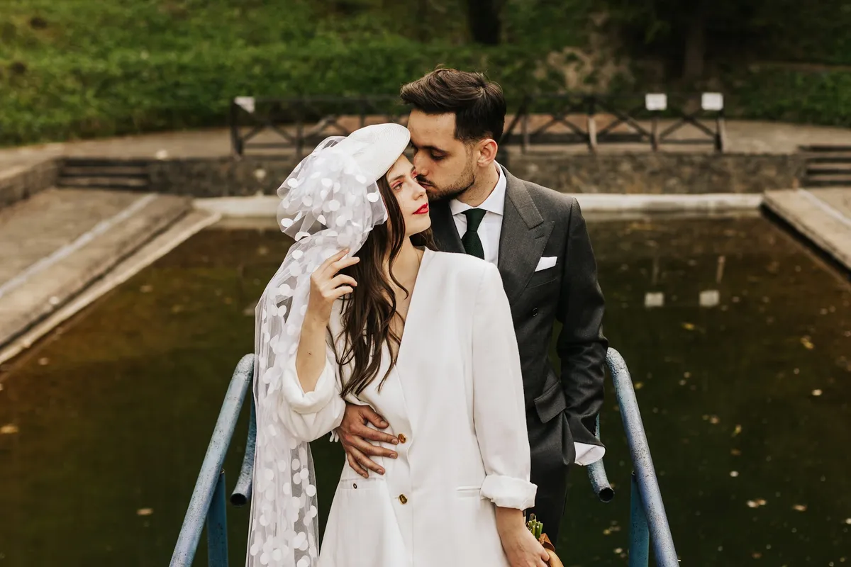 Makijaż ślubny Hotel Stary Kraków. Ślubny makijaż dla blondynki. Mocne podkreślone oko,cienie szaro popielate z domieszką fioletu, subtelne różowe usta, podkreślone kości policzkowe. Makijaż wykonany w przepięknym hotelu