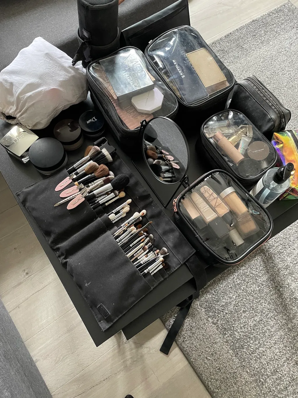 Pędzle oraz podkłady podczas szkolenia z makijażu dziennego Kraków