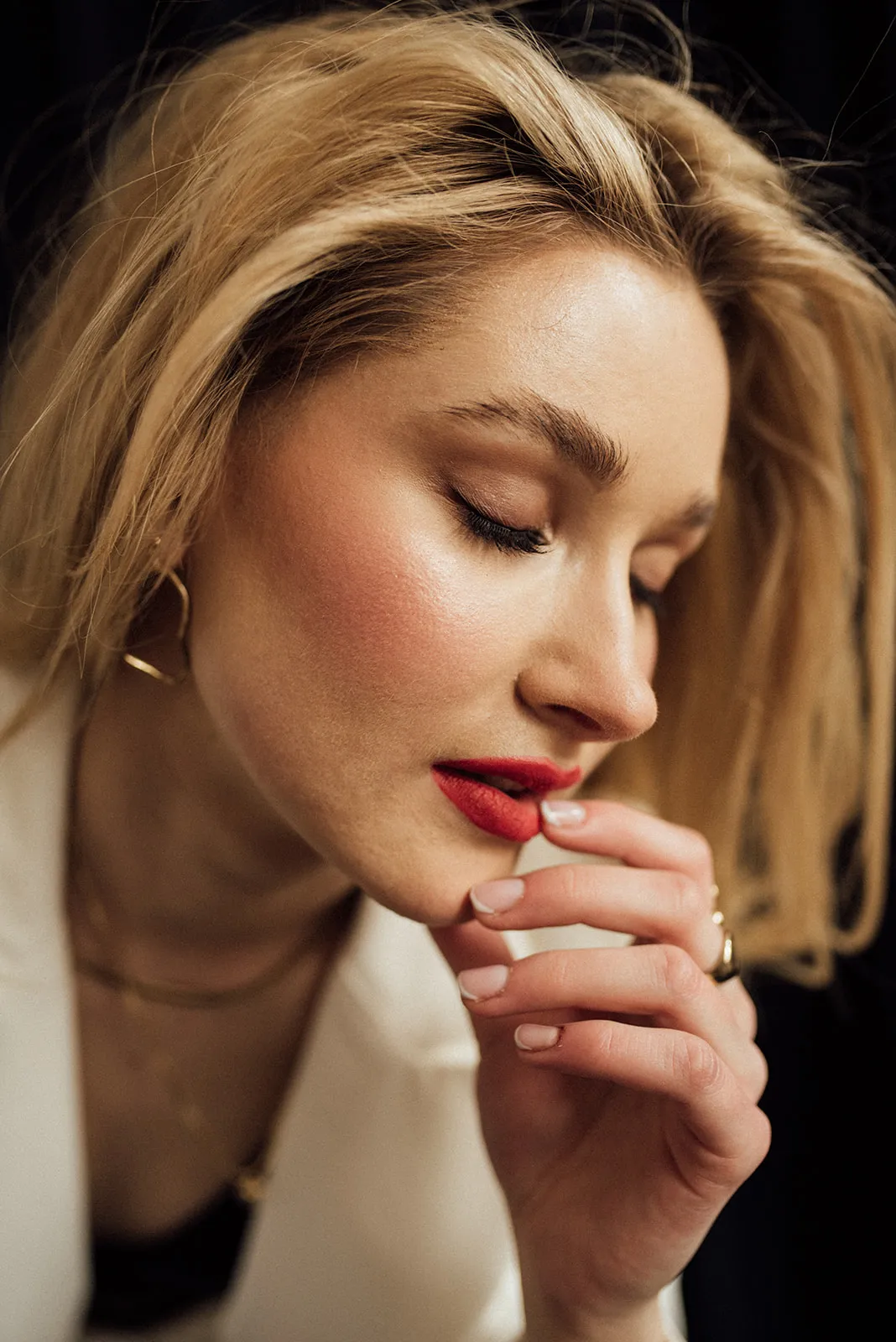 Fryzura ślubna, gładki kok w stylu hiszpańskim. Makijaż z akcentem na oczy. Delikatne pudrowe usta. Dojazd do klientki. Wszystko w jednym stylizacja ślubna. Stylizacja wizerunku śłubnego