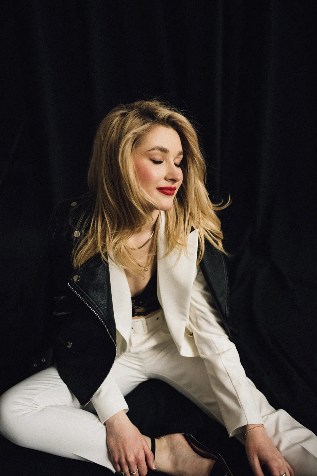 Upięcie ślubne z welonem, romantyczny makijaż ślubny, delikatny makijaż ślubny, romantyczne upięcie ślubne z loków. Lekka fryzur ślubna. Trwała fryzura ślubna. Makijaż ślubny dla blondynki. Makijaż ślubny dla niebieskich oczu