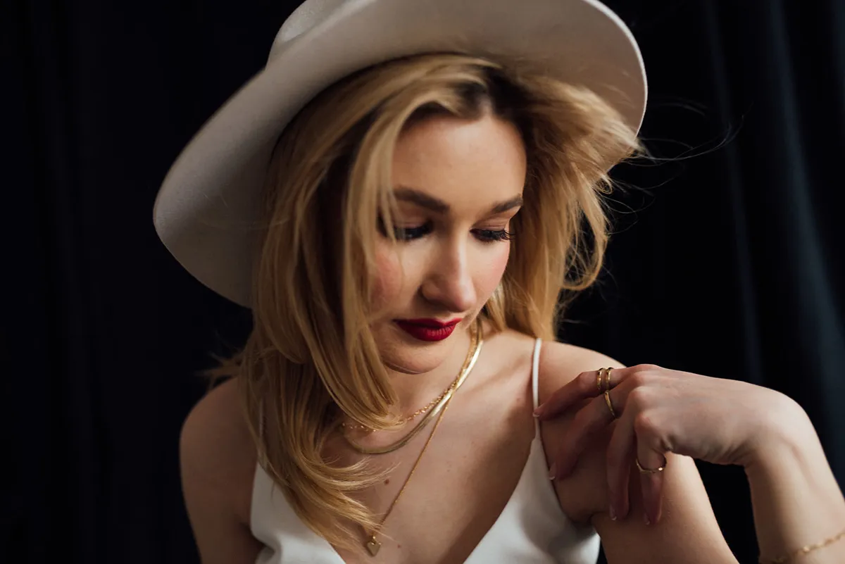 Lekcja makijażu, makijaż przed i po. Makijaż dzienny dla brunetki. Podkreślający makijaż dzienny. Konturowanie twarzy, podkreślenie ust. Instrukcja krok po kroku. Jak zrobić makijaż. Lekcje indywidualne. Nauka od podstaw