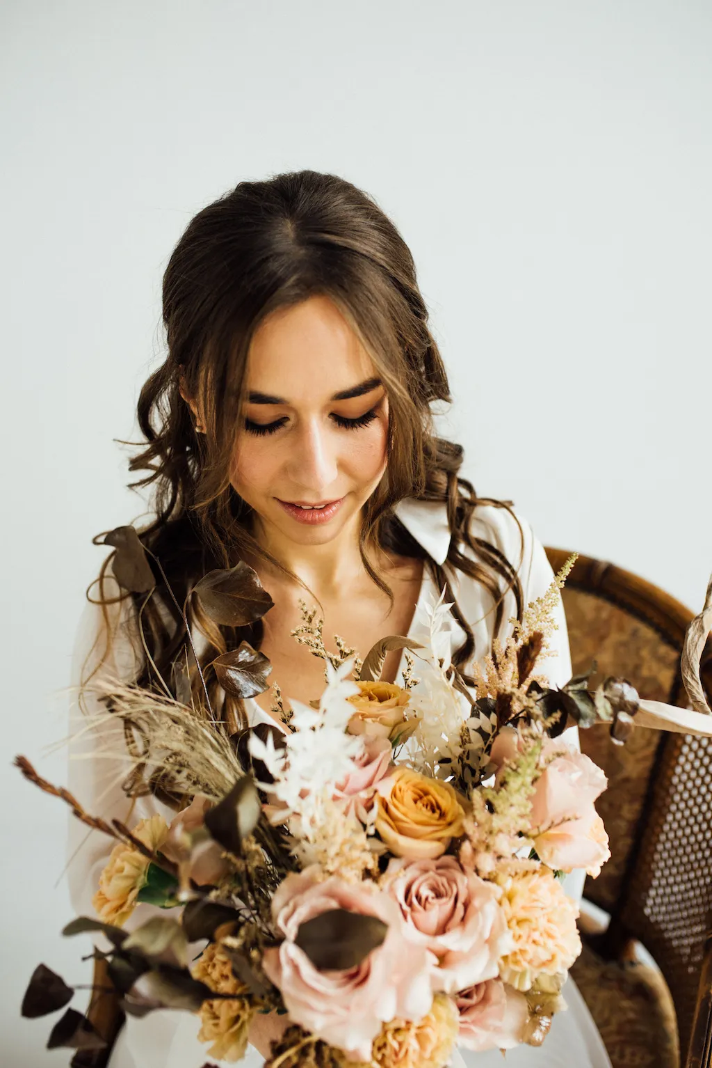 Profesjonalny makijaż wieczorowy. Profesjonalna fryzura. Modelowanie włosów. Moce oko i mocne usta. Czerwone matowe usta